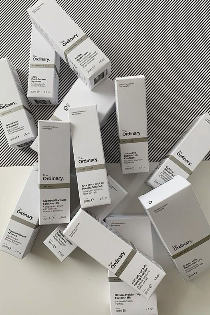 Productos para el cuidado de la piel The Ordinary en envases de cartón blanco.