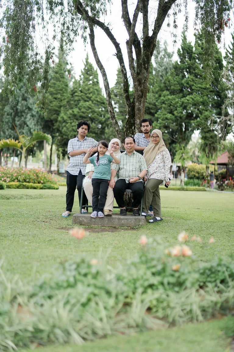 Iqbal family portrait at Ulun Danu Beratan Temple during a scenic Bedugul family photography session.