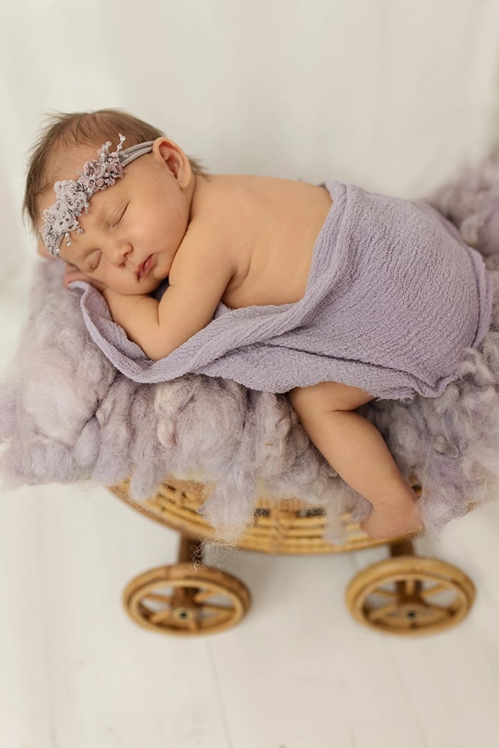 bébé qui dort sur une poussette don t pied dépasse