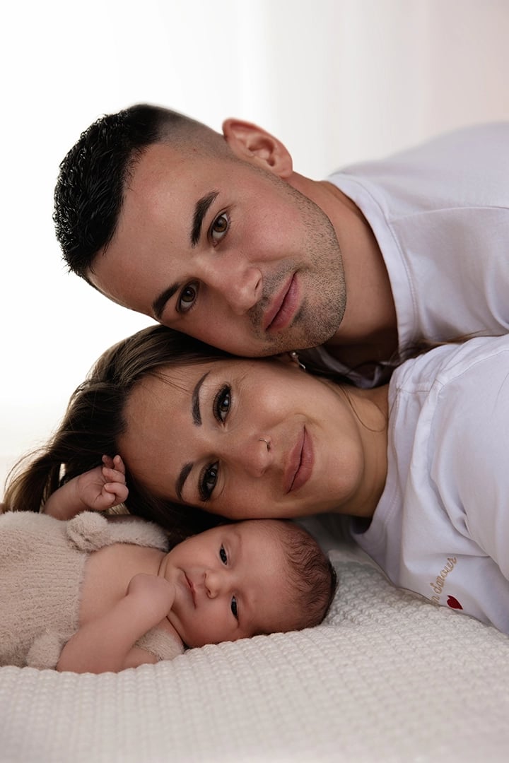 photo des 3 têtes une sur l'autre, bébé, maman, papa