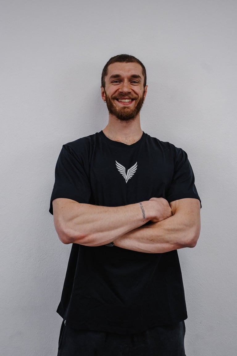 Gérant de la salle de Crossfit Hyrox Valkaia situé au Nord de Pau. Homme de 25 ans