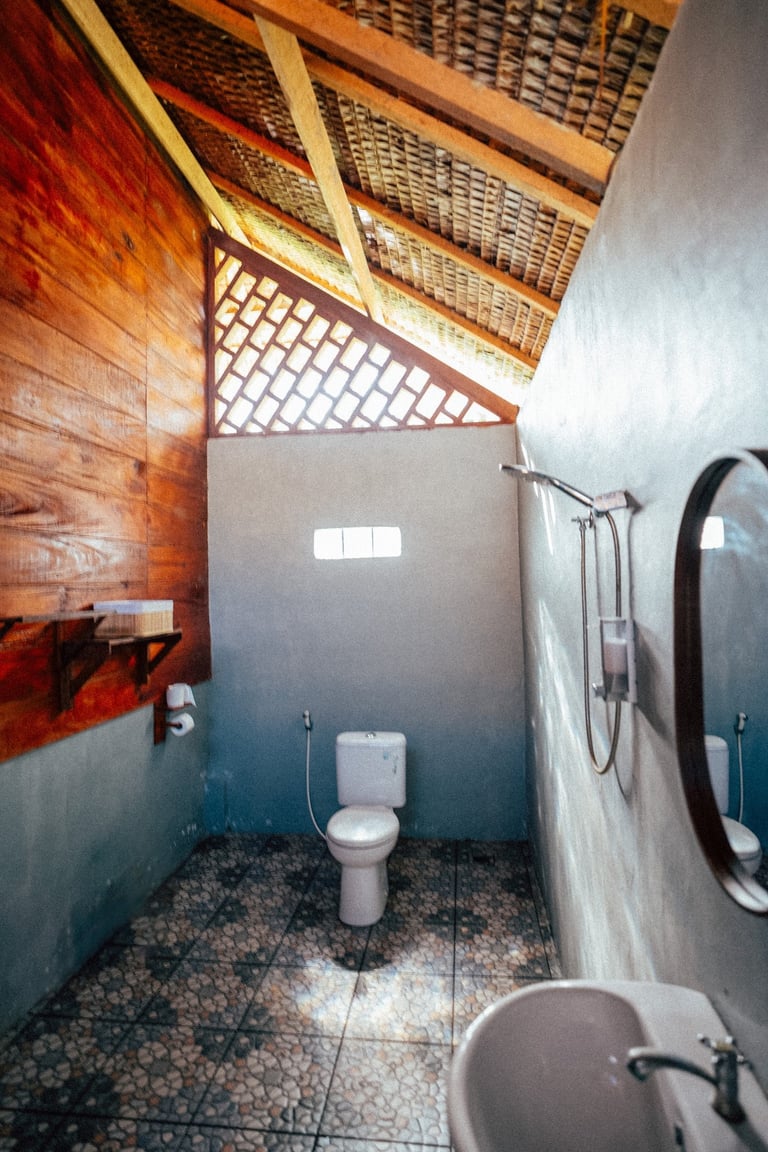 Bathroom inside Toska bungalow with open roof and tropical style
