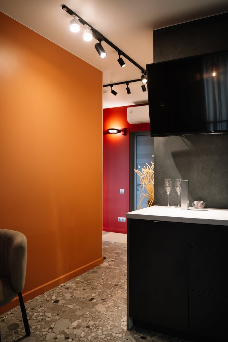 дизайн яркой кухни в маленькой квартире