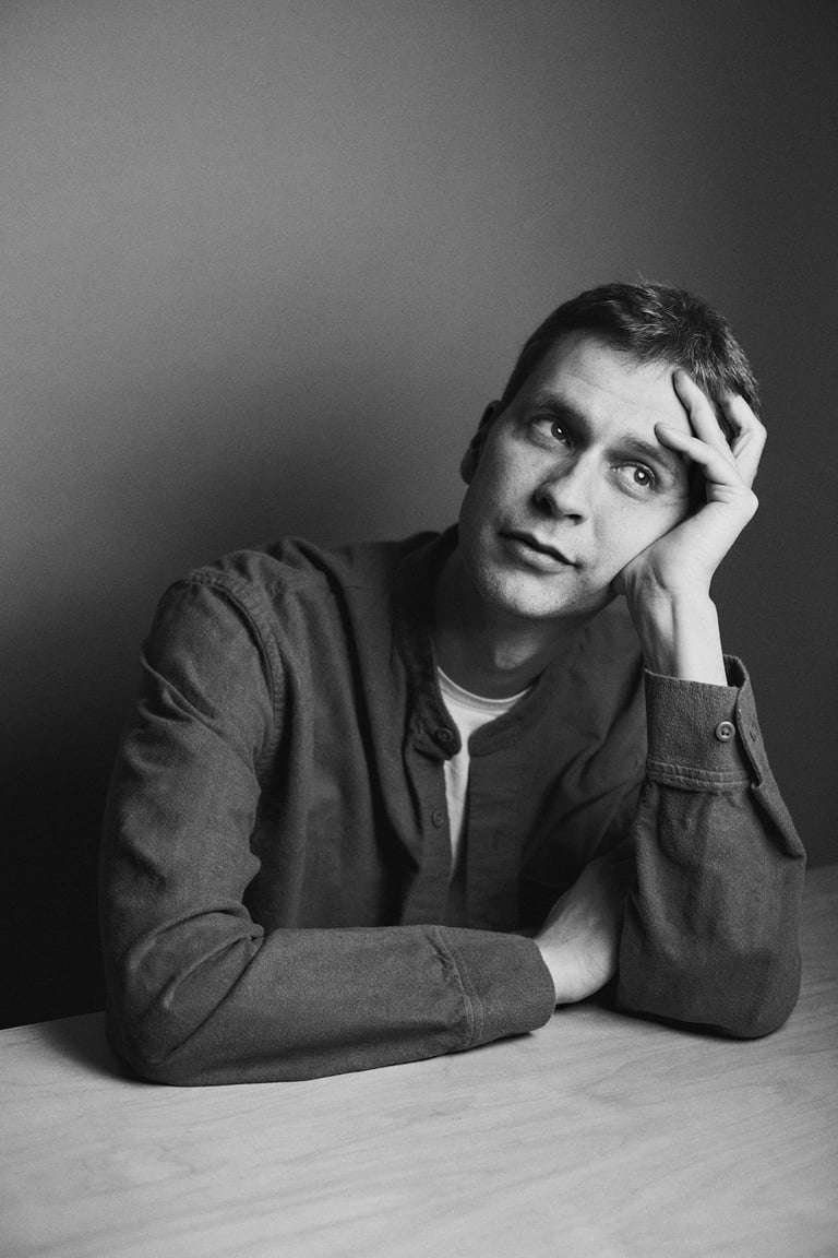 Álvaro Del Olmo lehnt sich an einen Schreibtisch.