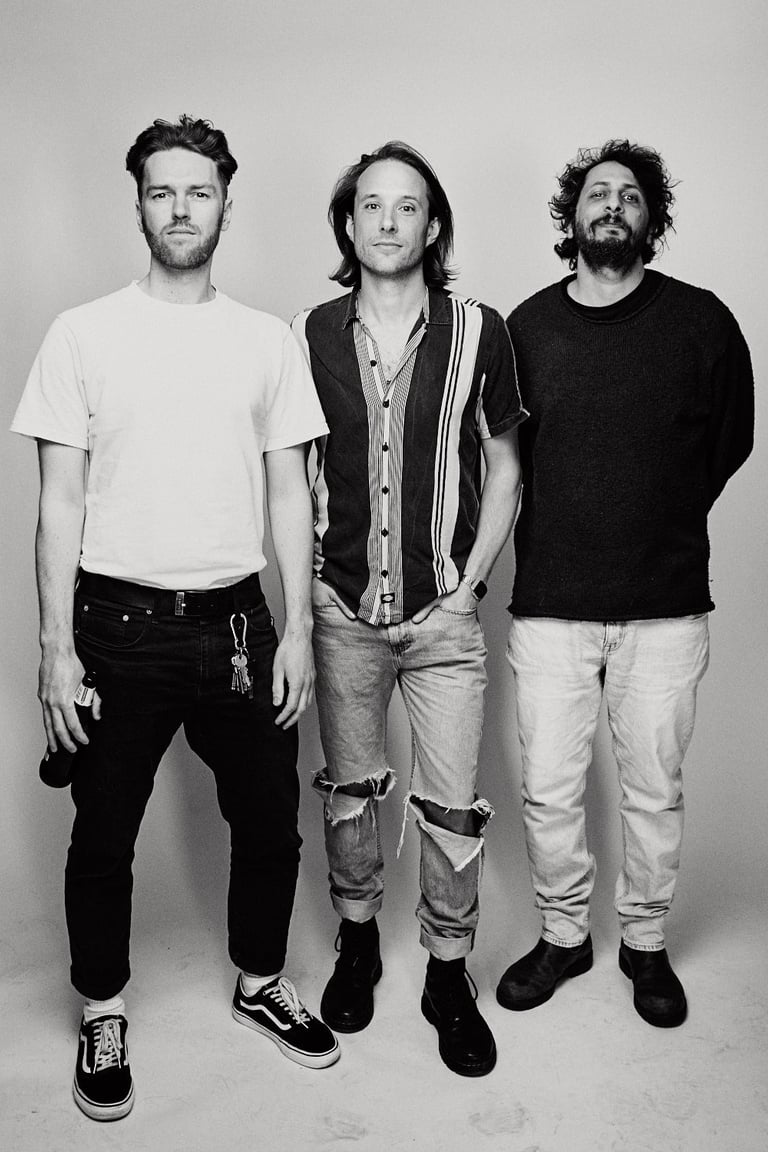 A black and white portrait of a Berlin band called Glider in a photo studio.