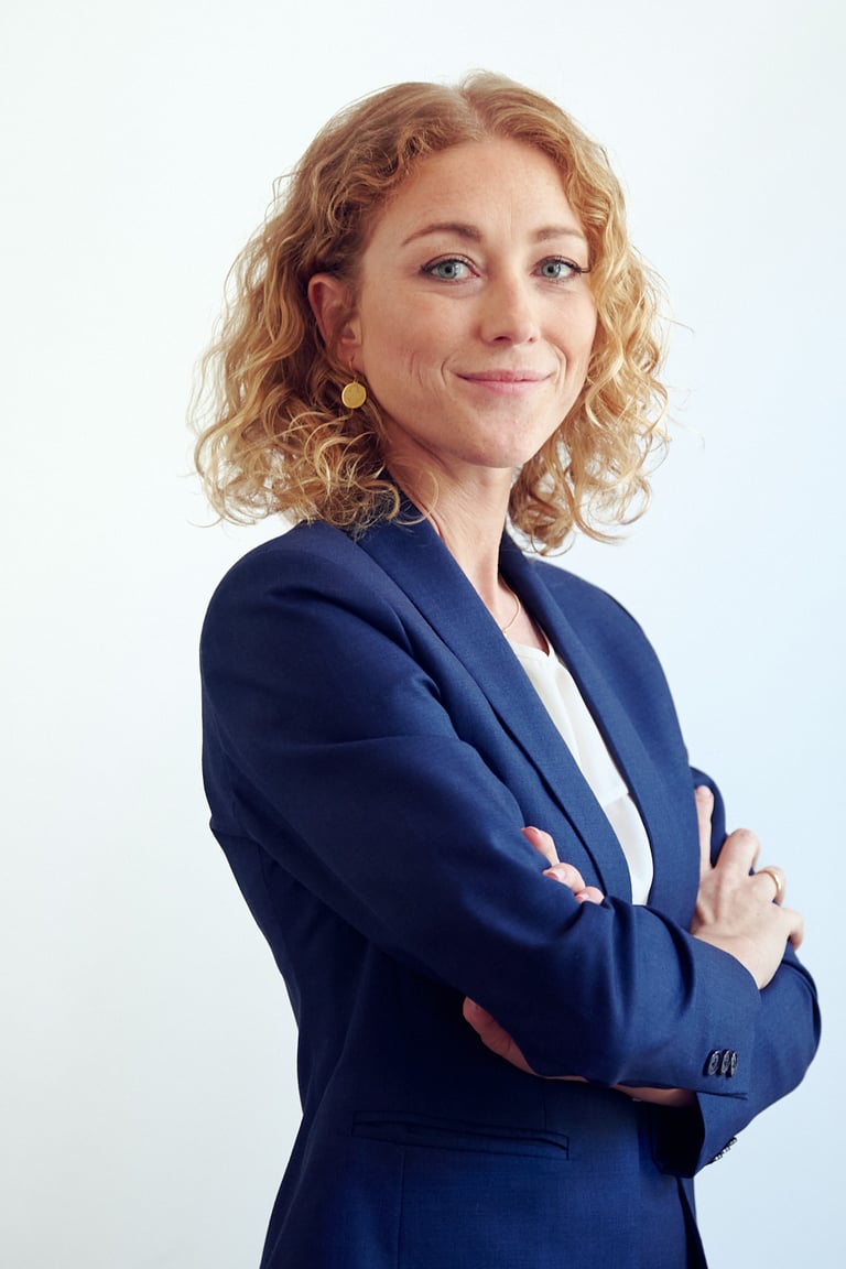 Porträt einer Frau in einem blauen Anzug. 