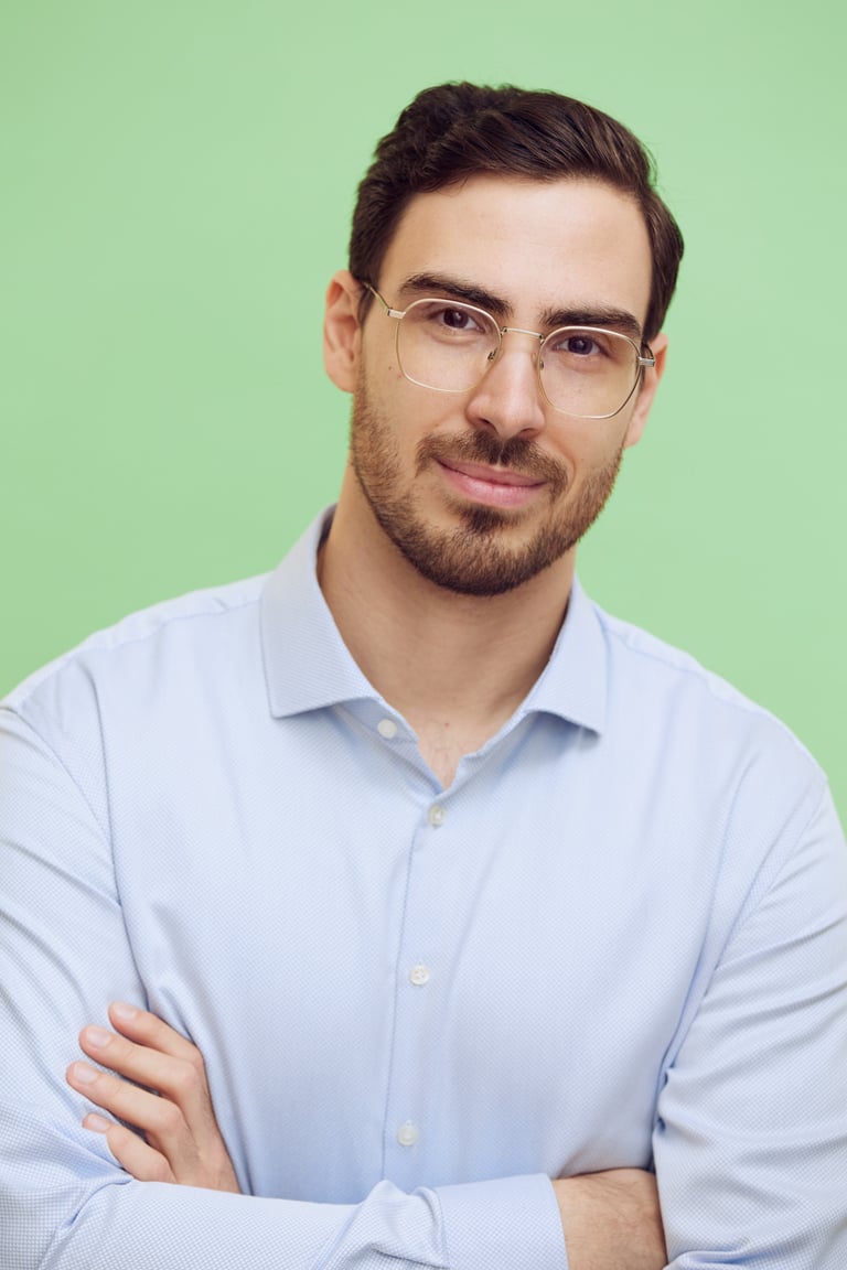 Geschäftsporträt eines Mannes mit Brille.