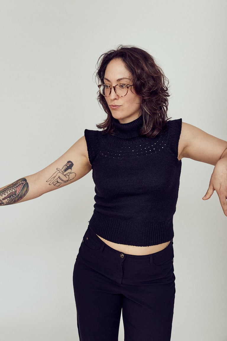 Eine junge Frau tanzt in einem Fotostudio.