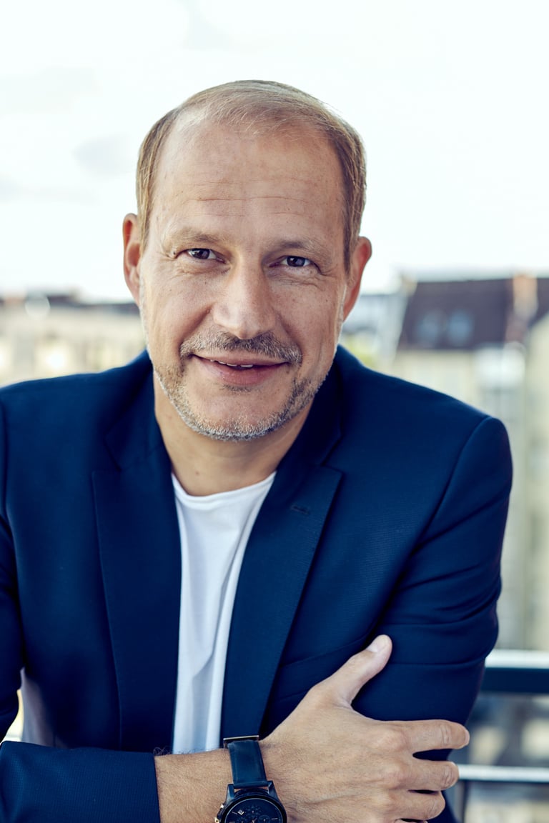 Headshot of Tim Nidernolte on a balcony.