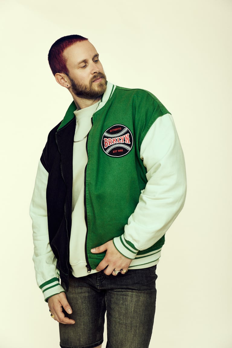 Ein Mann mit einer grünen Baseballjacke.