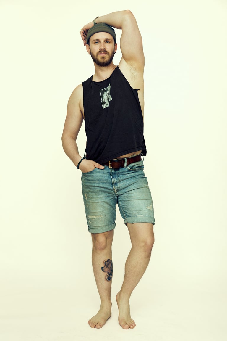 Ein Mann steht mit erhobenem Arm in einem Studio.