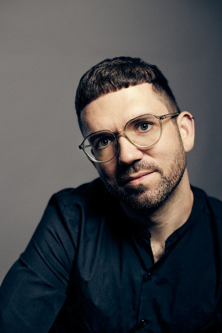 Nicholas Potter, fotografiert in einem Studio mit Brille.
