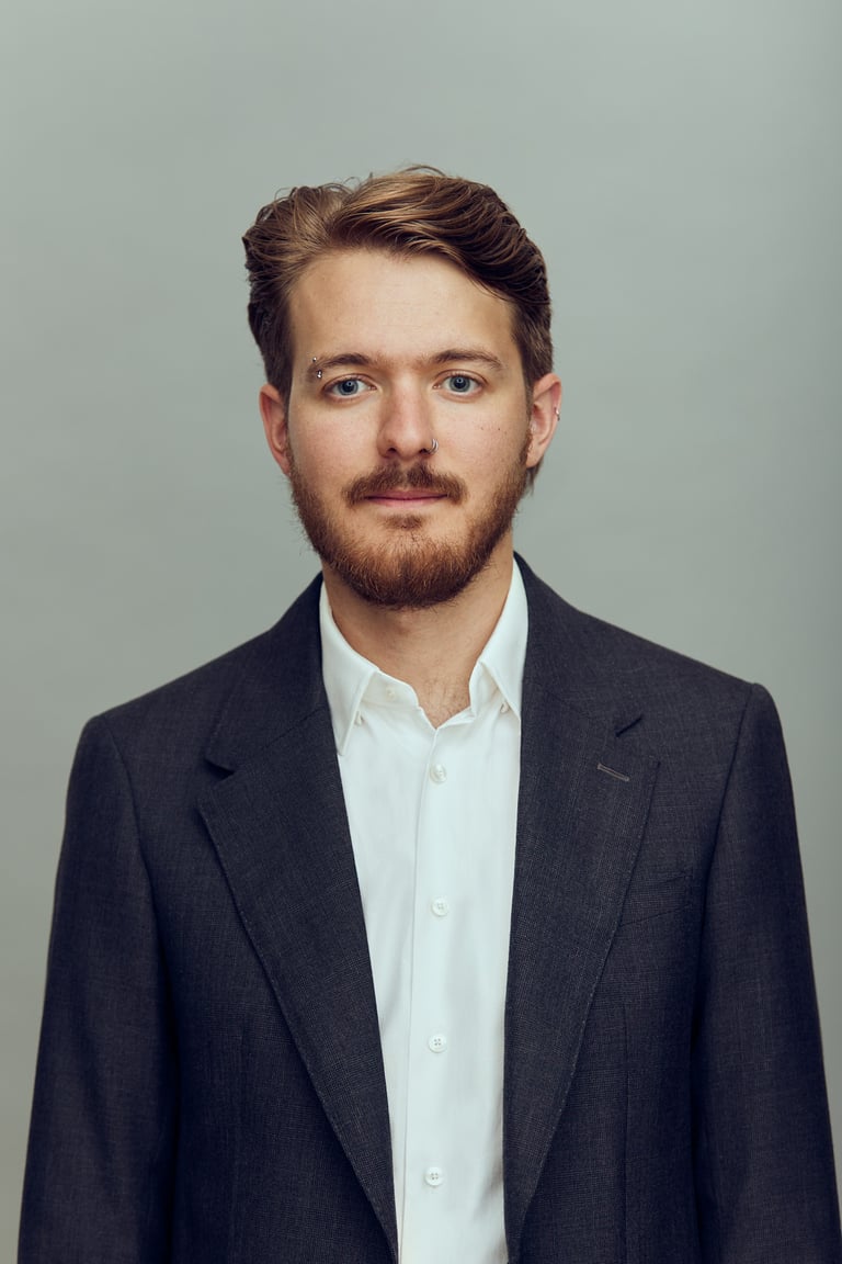 Ein Porträt eines Mannes, der eine blaue Jacke trägt.