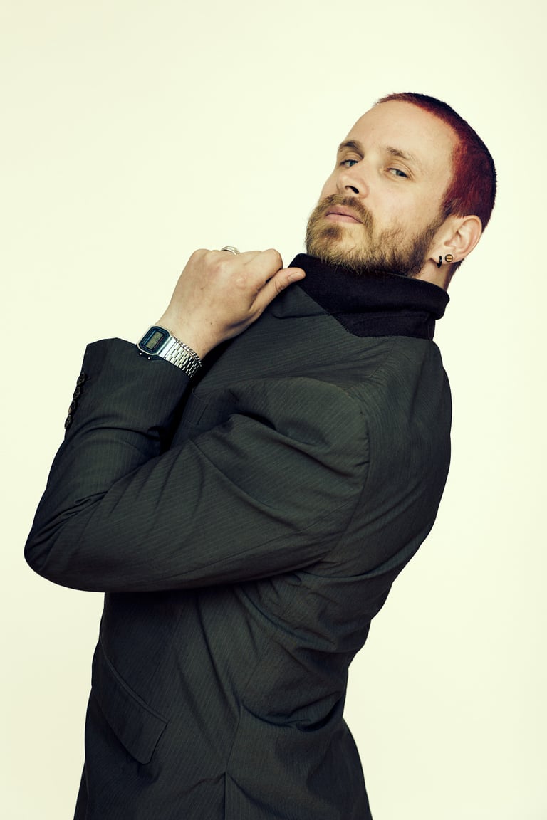 Ein selbstbewusster rothaariger Mann in einem Anzug.