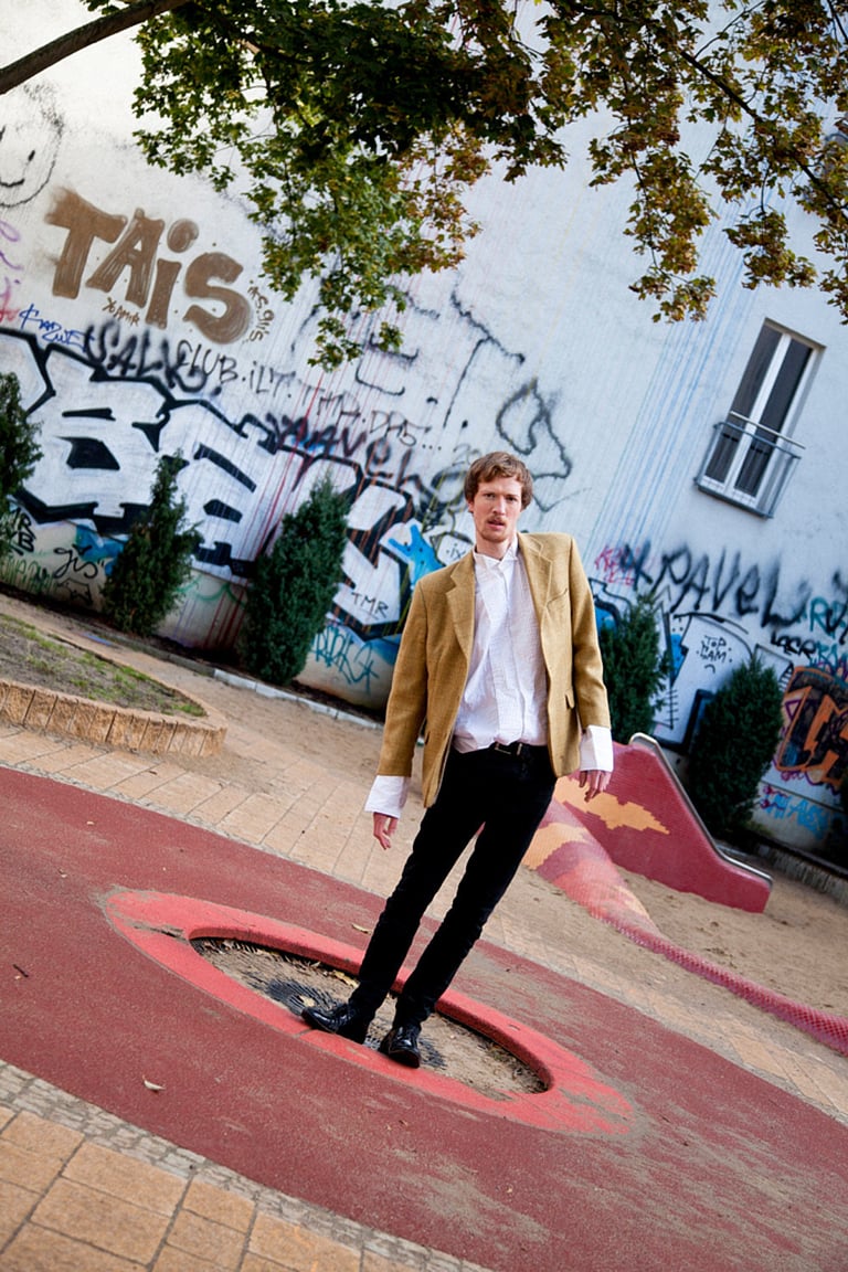 Porträt eines Mannes auf einem Trampolin auf einem Spielplatz.