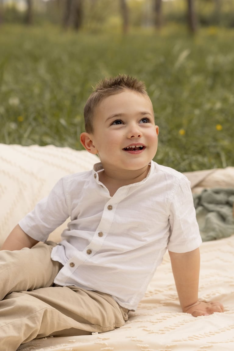 Retrat d'un nen petit en una sessió de fotos familiar a Girona en entorn natural exterior