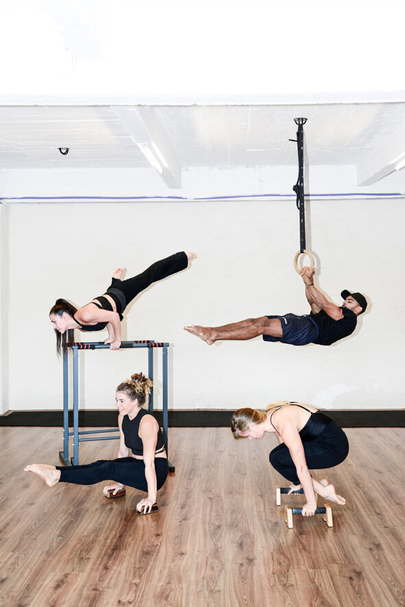 vier mensen doen verschillende acrobatische poses, kracht training, handstand, calisthenics in Gent