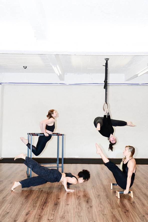 Groep mensen voert diverse acrobatische trucs uit bij De Polecats Fabriek in Gent