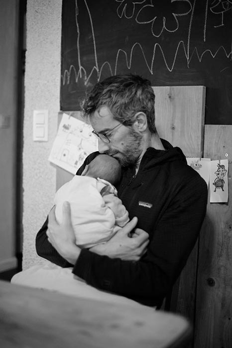 Papa et son bébé en postnatal