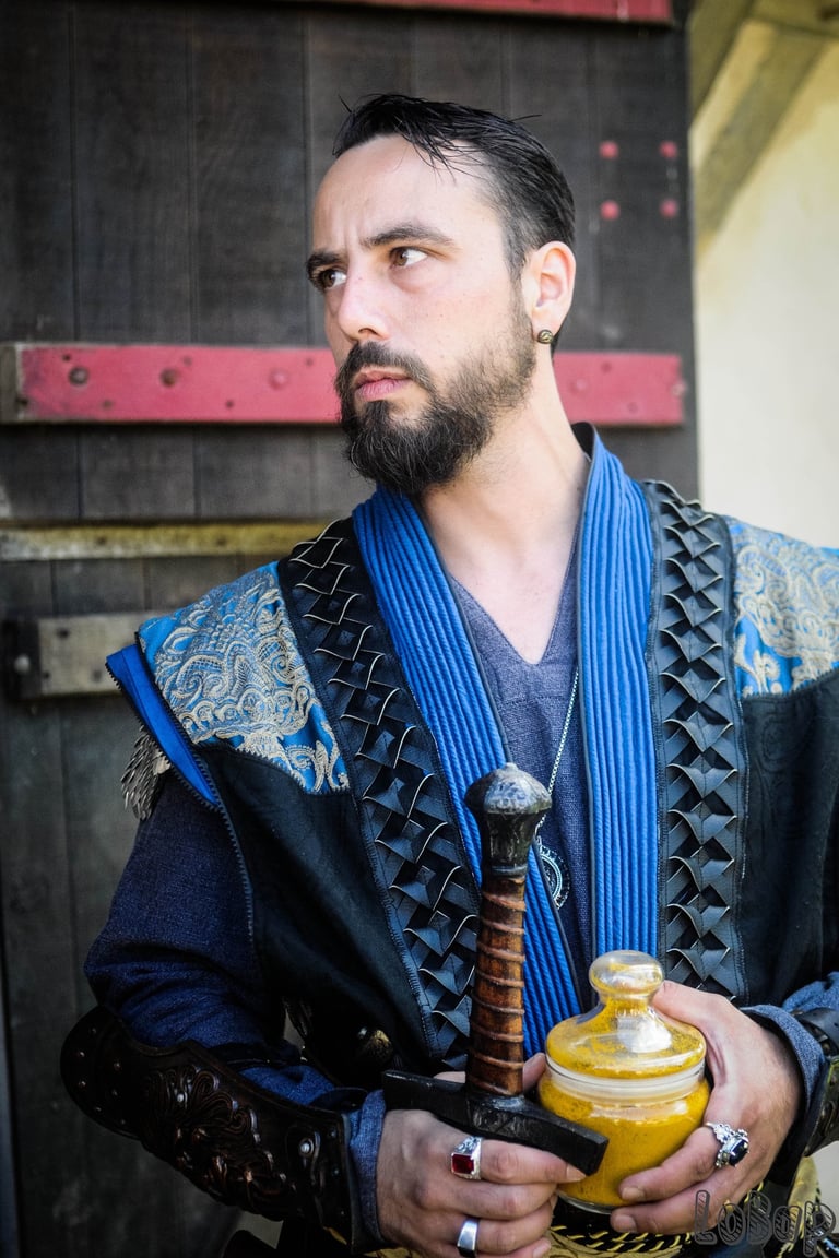 Création unique et sur mesure pour un costume de fantasy pour le GN bleu et noir