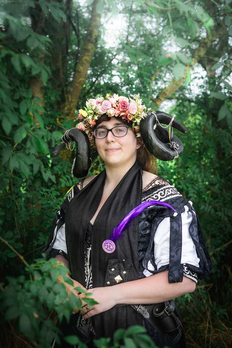 Femme à cornes personnage de GN portant une création unique et sur mesure blanc et noir