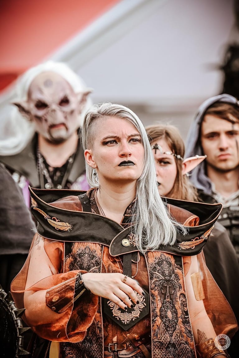 Création unique et sur mesure pour un personnage de GN fantasy. Costume aux teintes cuivres et orang
