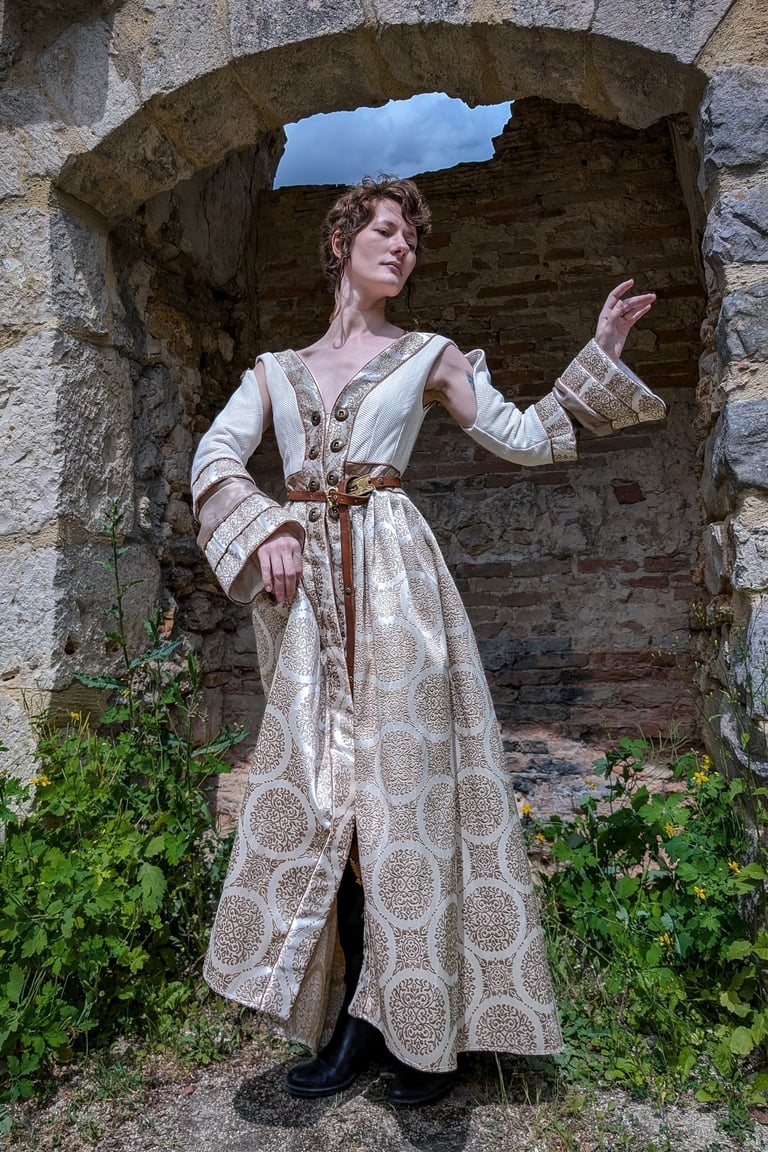 Femme en robe blanche et beige médiévale fantastique dans un fond de château en ruines