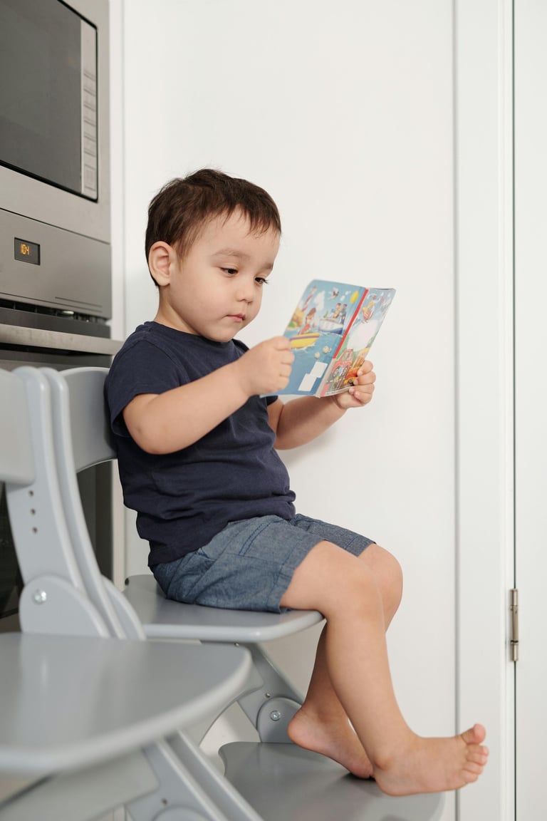 petit garçon qui lit avec un grand sérieux