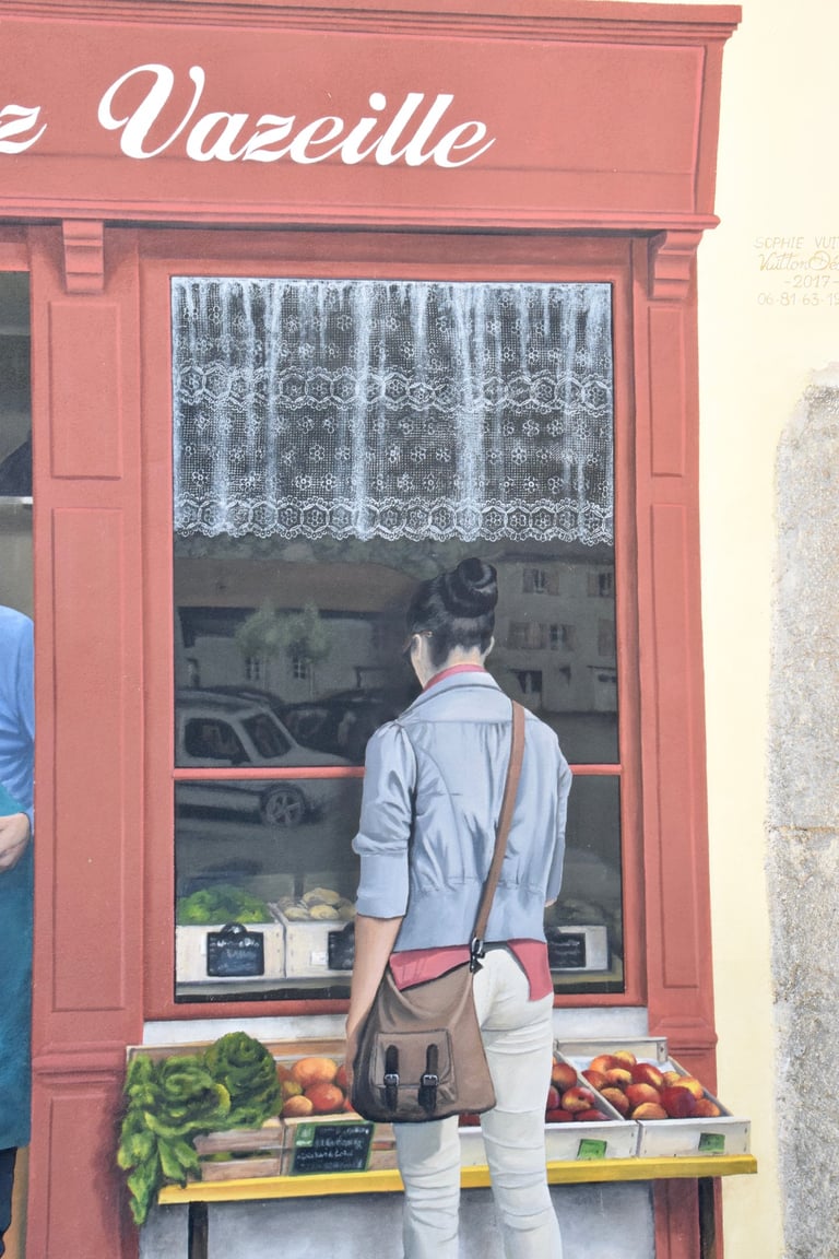 étal de maraîcher en trompe-l'oeil sur une façade, un femme regarde la vitrine de la boutique.