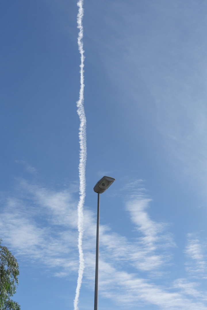 Contaminación: un avión a reacción dejando una estela de humo - Foto: Pablo Ruiz Carretero