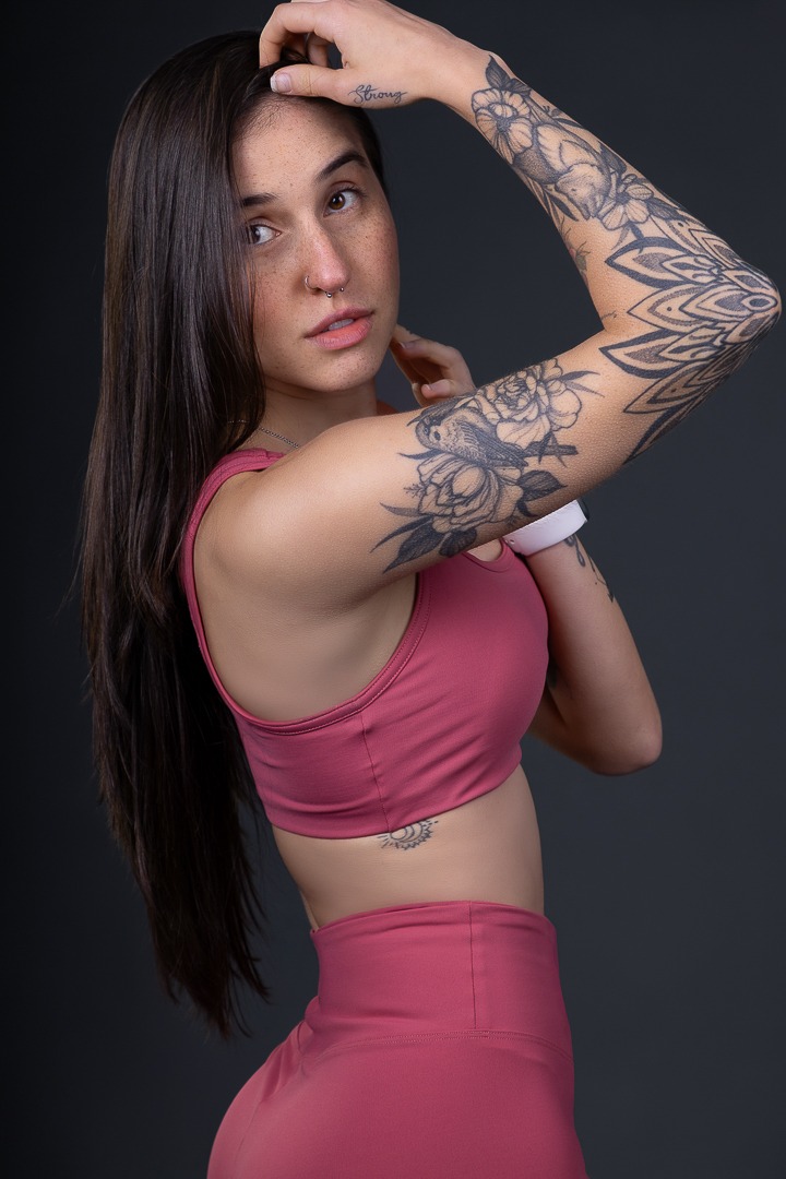 retrato de influencer fitness em estúdio fotográfico