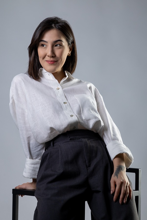 modelo asiatica em ensaio para agência de modelo e atriz em estúdio fotográfico