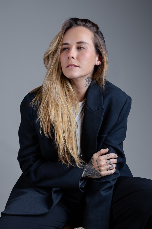 Modelo em ensaio para agência e casting em estúdio