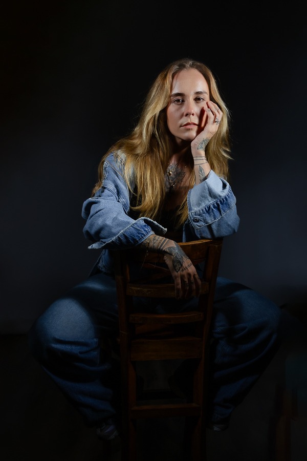 Ensaio Artístico a meia luz em estúdio profissional