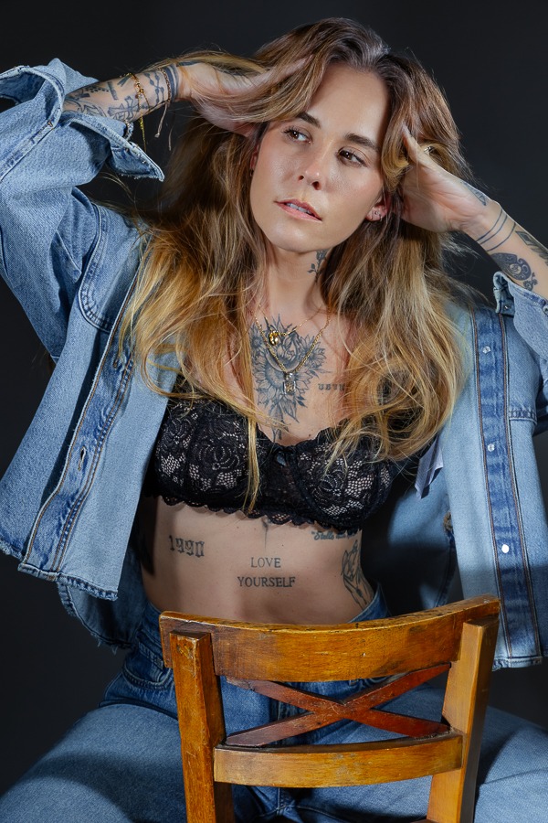 Modelo lingerie ensaio em estudio profissinoal fundo preto