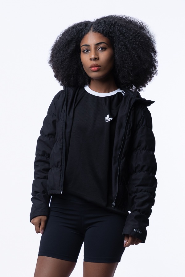 Modelo negra de conjunto esportivo para catálogo de lookbook de marcas, vitrine, e-commerce, moda