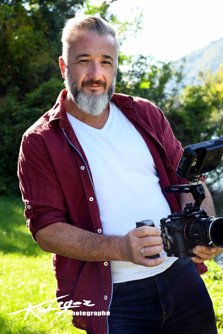 <img src="..." alt="Laurent Dimberton vidéaste professionnel lors d'un tournage en Drôme">