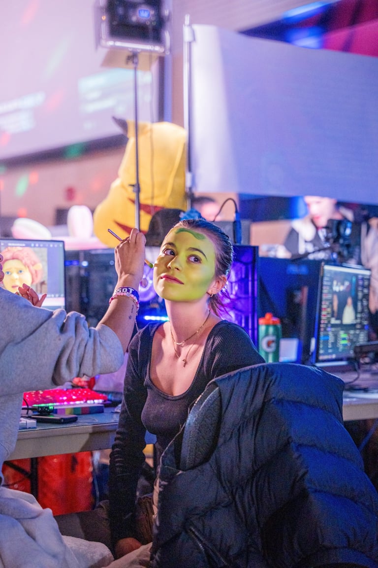 alyssacestmoii avec une peinture verte sur le visage