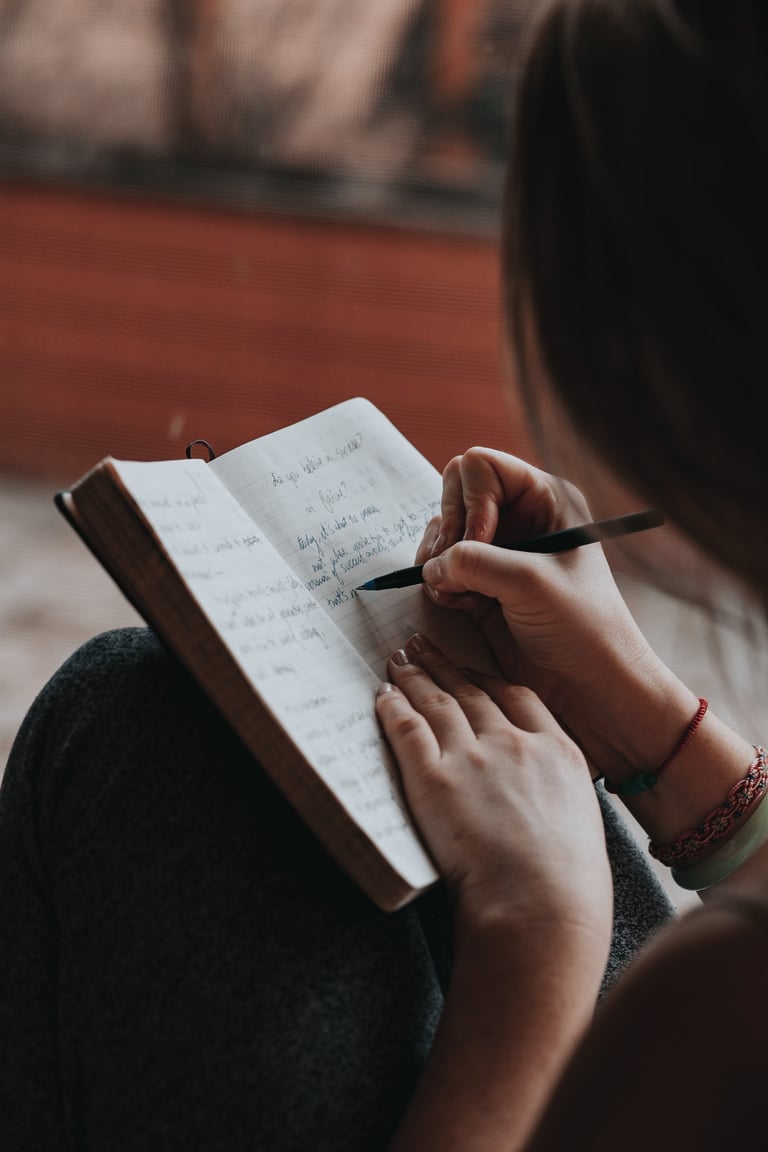 Conoce la esencia de nuestro proyecto: diarios de gratitud, cursos y herramientas para acompañarte en un camino de transforma