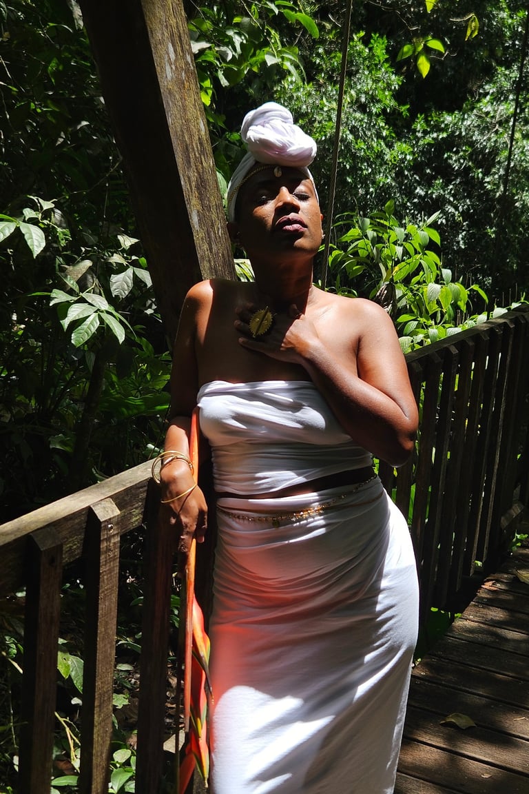 Inaya en tenue blanche, connexion spirituelle dans la nature en Guadeloupe