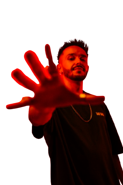 homem esticando a mao na blusa, dj welk