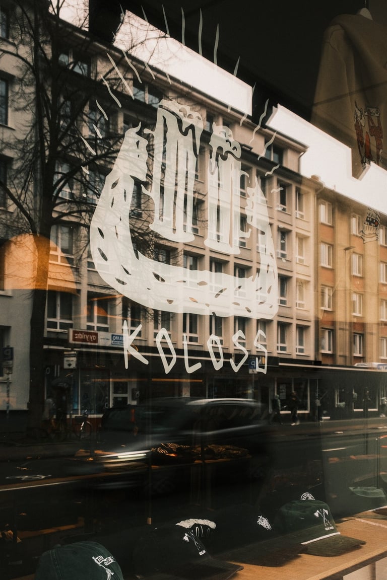 Professionelle Brandfotografie für Koloss Skateboard Shop in Rheine – authentisches Streetwear-Shoot