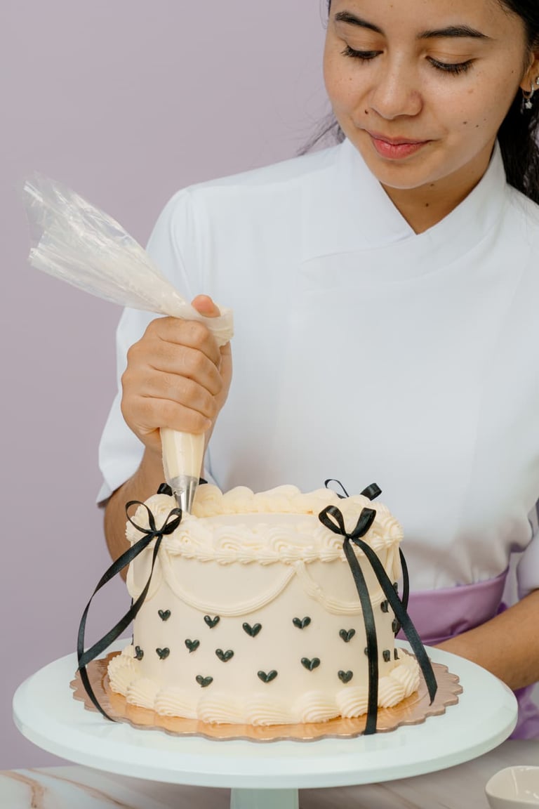 Proceso de decoración de tarta personalizada hecha a mano en Madrid