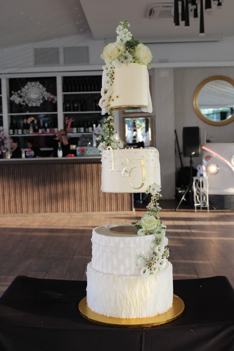Tarta de boda flotante personalizada con flores naturales, diseño exclusivo en Madrid