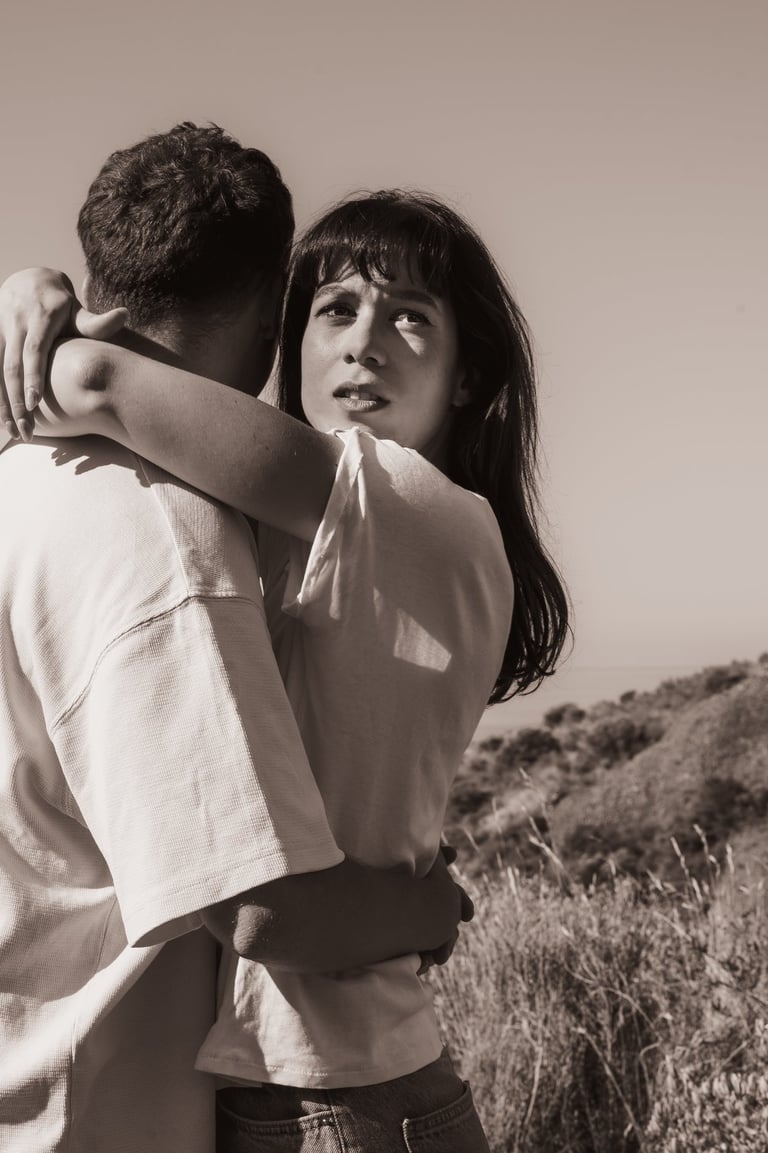 un couple s'entassant dans un champs a la Ciotat 