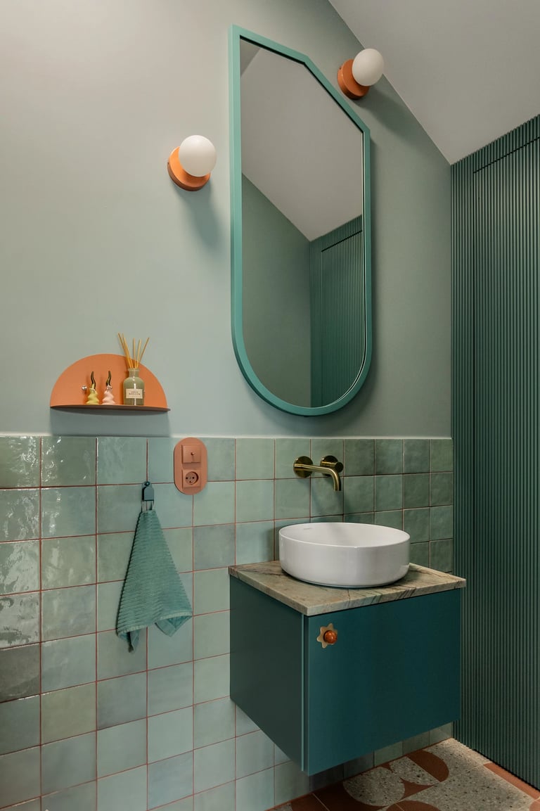 Sesja łazienkowa: styl Memphis, lastryko i miętowa zabudowa.