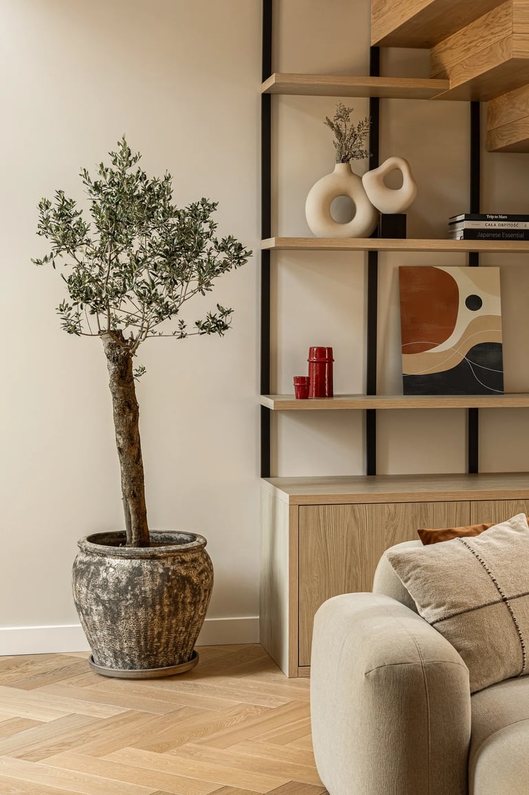 Kadr na zabudowę pod schodami: drewniane półki i zieleń we wnętrzu.