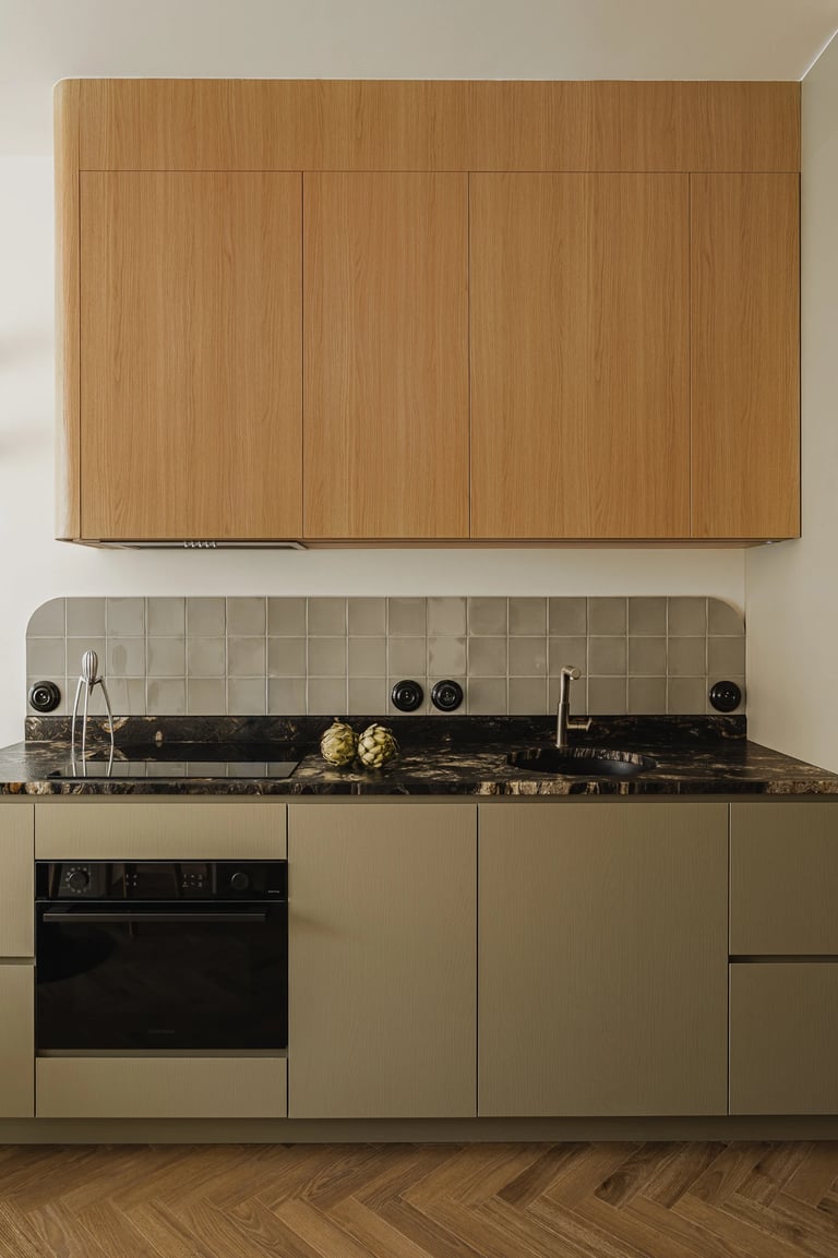 Fotografia wnętrz: projekt kuchni z dębowymi i szałwiowymi frontami. Estetyka i funkcjonalność.