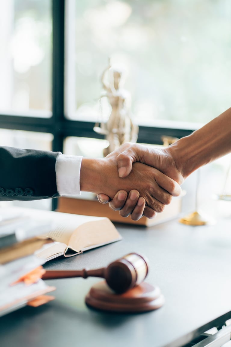 Brindamos asesoría legal siempre de la mano junto al cliente para que reciba el mejor servicio.