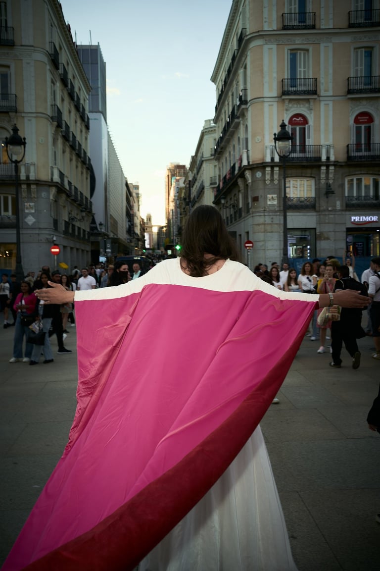 Performance VIA de Pedro Romero (@theromeroproject), acción performativa nocturna en espacio urbano